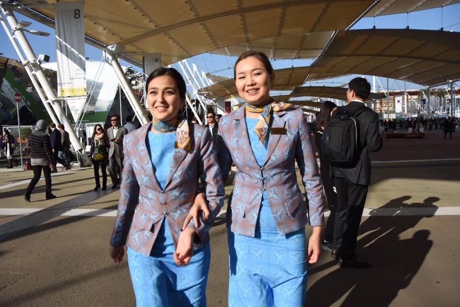 Due hostess del Kazakistan (Omnimilano)